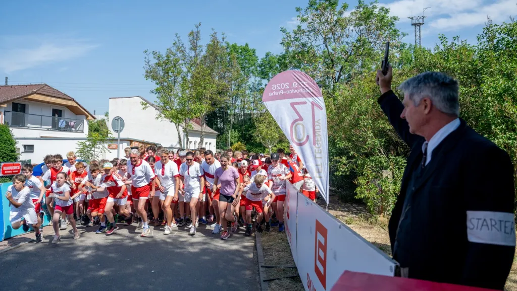Výroční běžecký závod pro školáky při příležitosti 130. ročníku závodu Běchovice–Praha odstartoval Jan Železný