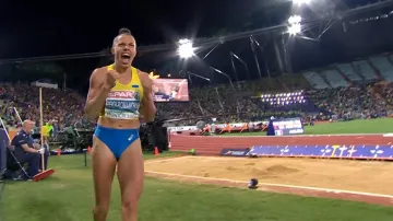 Vítězný skok Maryny Bekh-Romančukové na 15,02 metru