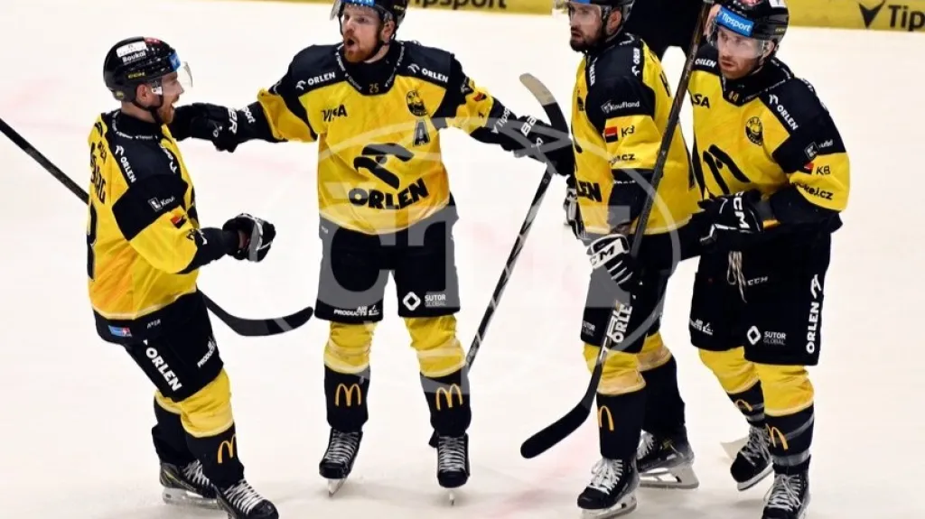 David Kaše z Litvínova (druhý zleva) se raduje se spoluhráči z gólu