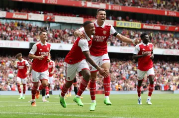 Fotbalisté Arsenalu v čele s Gabrielem Jesusem oslavují gól