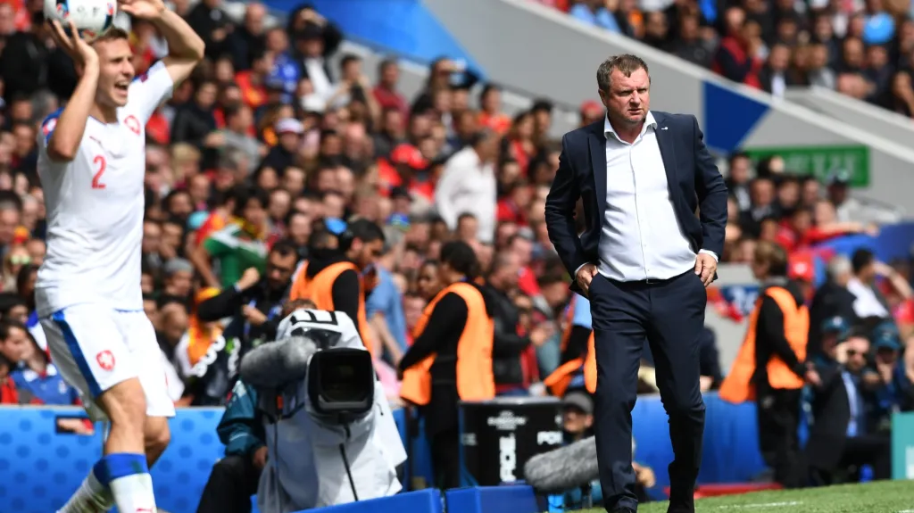 Pavel Vrba přihlíží výkonu českého týmu