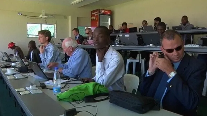 Nevidomý komentátor Dean du Plessis (vpravo) analyzuje hru podle zvuků