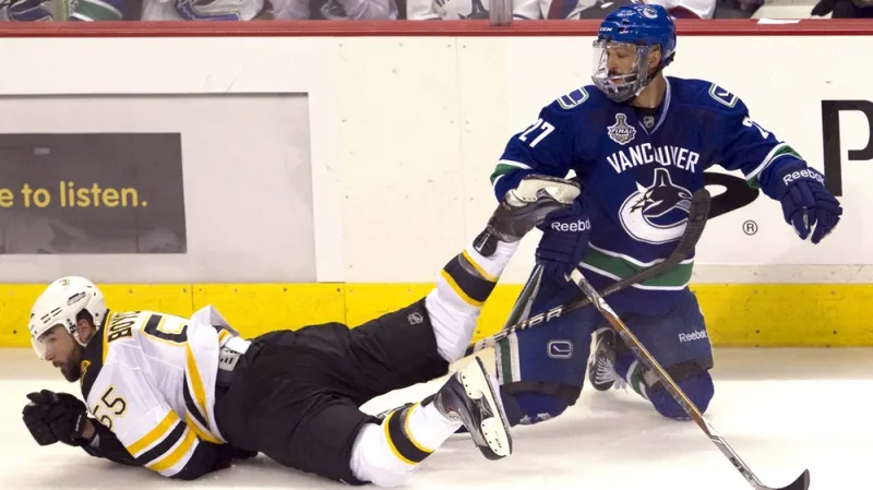 Manny Malhotra v utkání s Bostonem