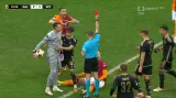 Moment v utkání Galatasaray – Sparta: Nelsson – červená karta (62. min.)