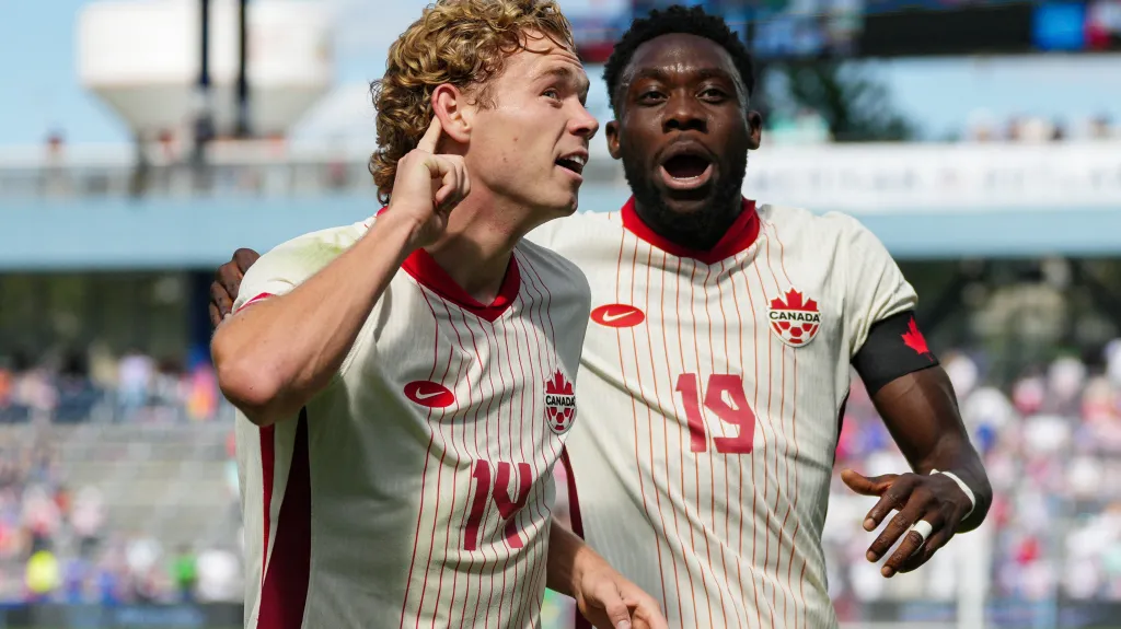 Kanadští fotbalisté Jacob Shaffelburg a Alphonso Davies