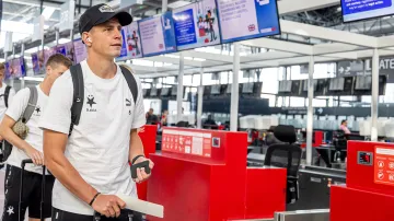 Slavia odletěla do Bruselu bez zraněného Tomiče, vrací se Ševčík
