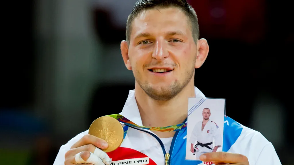 Lukáš Krpálek se zlatou olympijskou medailí a fotkou Alexandra Jurečky