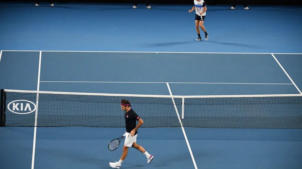 Millman (vzadu) dokázal Federera velmi potrápit 