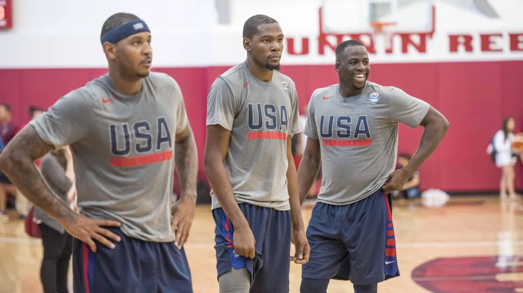 Zleva Carmelo Anthony, Kevin Durant a Draymond Green během tréninku basketbalistů USA