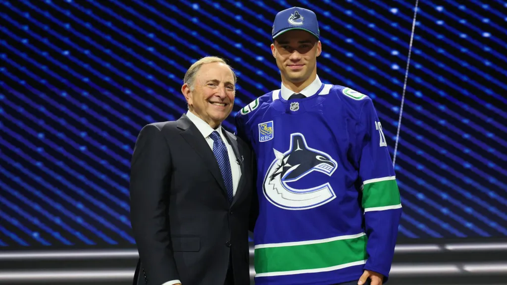 Adam Novotný poté, co byl draftován Vancouverem
