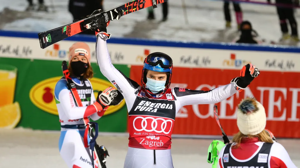 Petra Vlhová (uprostřed) se raduje z vítězství ve slalomu SP v Záhřebu