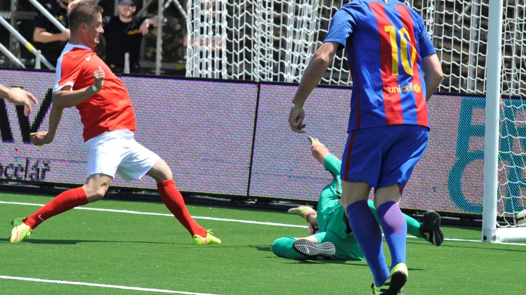 Petr Švancara na turnaji legend v utkání proti Barceloně