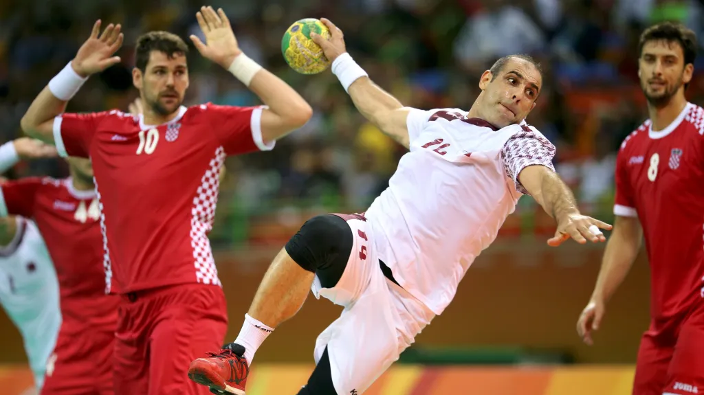 Bassel Al-Rayes z Kataru střílí na branku Chorvatska