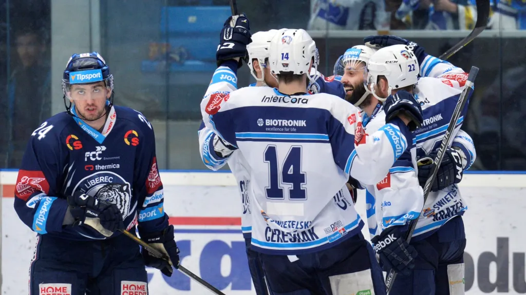 Tomáš Svoboda z Plzně v objetí spoluhráčů v utkání proti Liberci