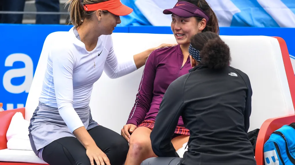 Maria Šarapovová (vlevo) utěšuje Wang Sin-jü