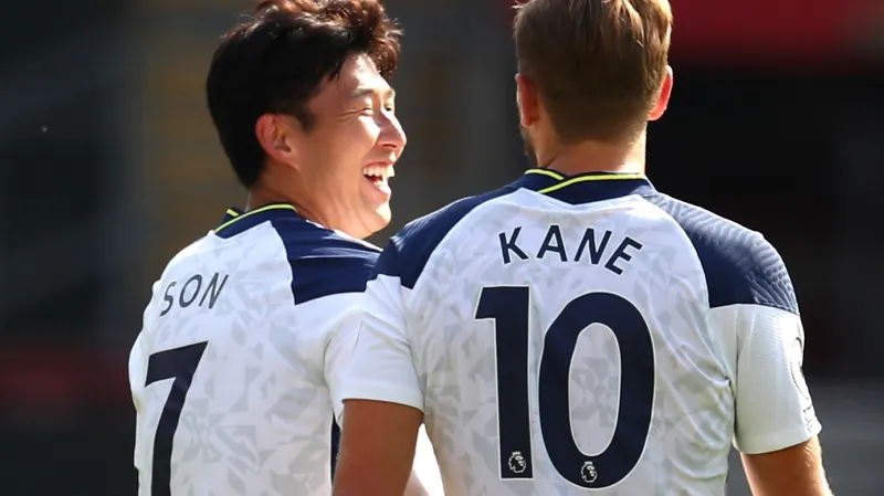 Parťáci z Tottenhamu Son Hung-min a Harry Kane