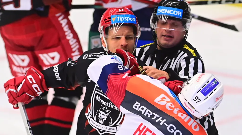 Ralfs Freibergs v potyčce s Danielem Herčíkem