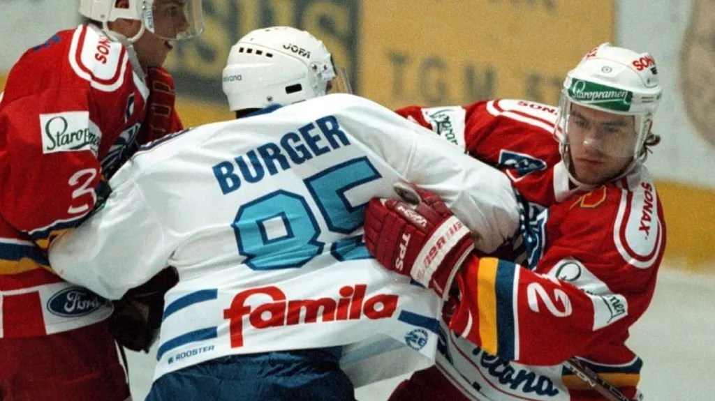 Václav Burda (vpravo) v dresu Sparty v zápase s Kladnem v roce 1997