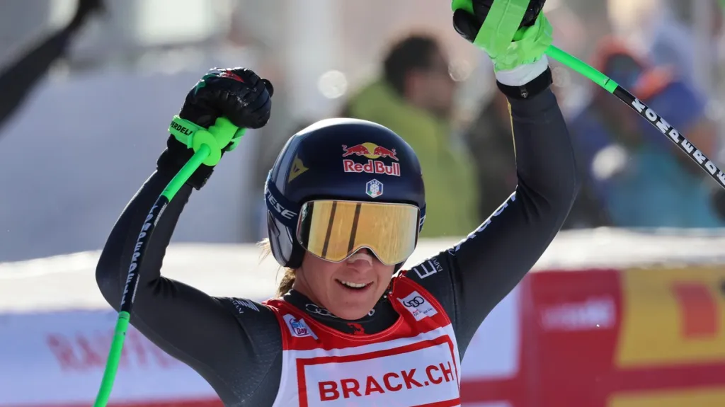 Sofia Goggiaová se raduje po sjezdu SP ve Svatém Mořici