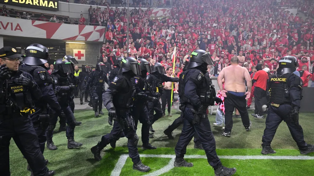 Zásah policie během výtržností fanoušků v zápase Slavia – Sparta