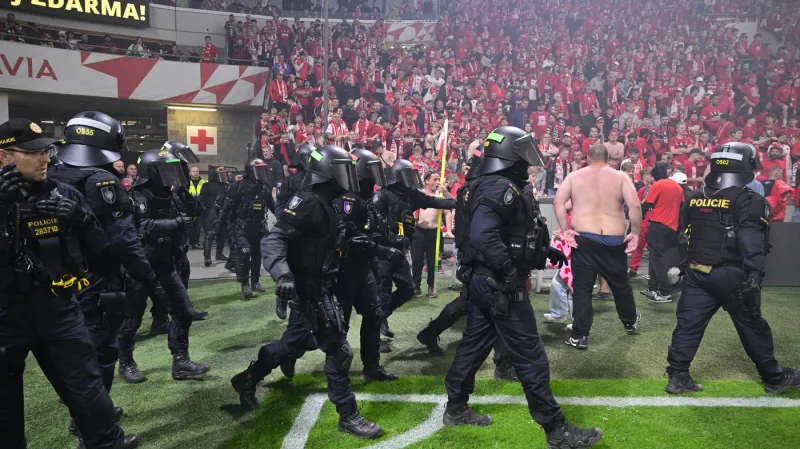Zásah policie během výtržností fanoušků v zápase Slavia – Sparta