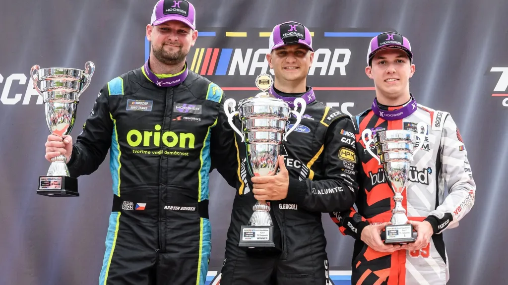 Martin Doubek jako druhý na pódiu závodu NASCAR Euro Series v Mostě