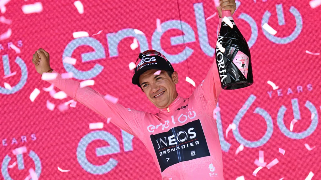 Richard Carapaz v růžovém dresu průběžného lídra