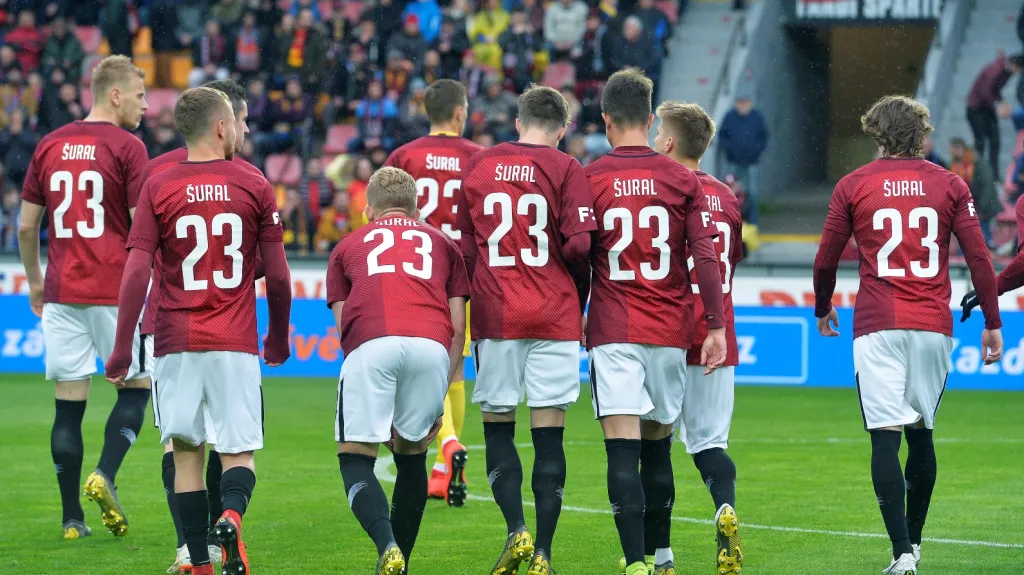 Fotbalisté Sparty nastoupili před utkáním s Ostravou v dresech zesnulého Josefa Šurala