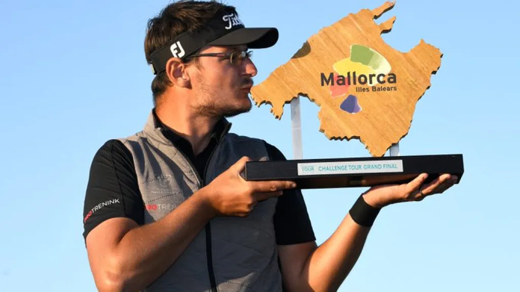 Golfista Ondřej Lieser s trofejí 