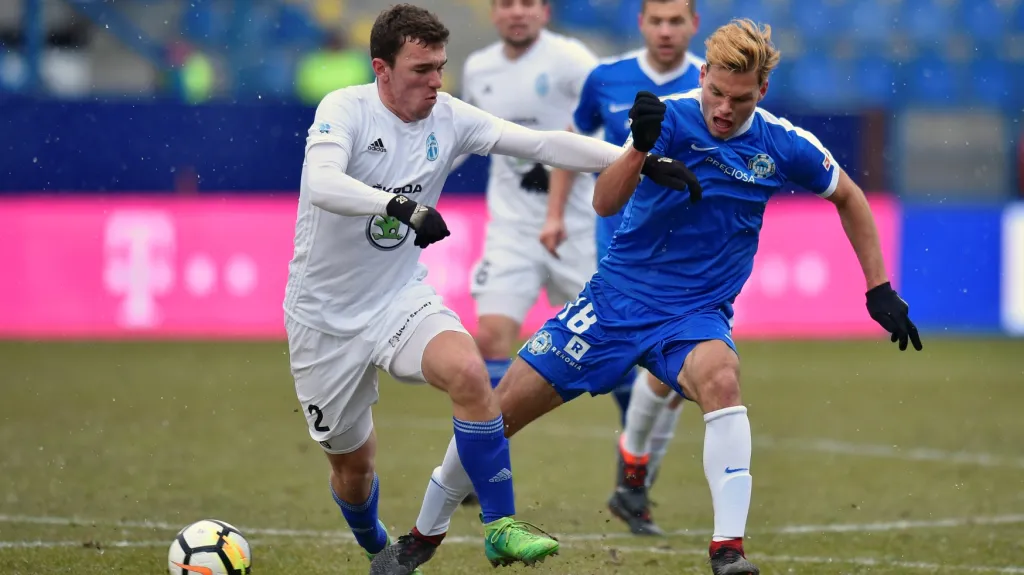 Liberecký Matěj Pulkrab (vpravo) v souboji s Jakubem Klímou z Mladé Boleslavi