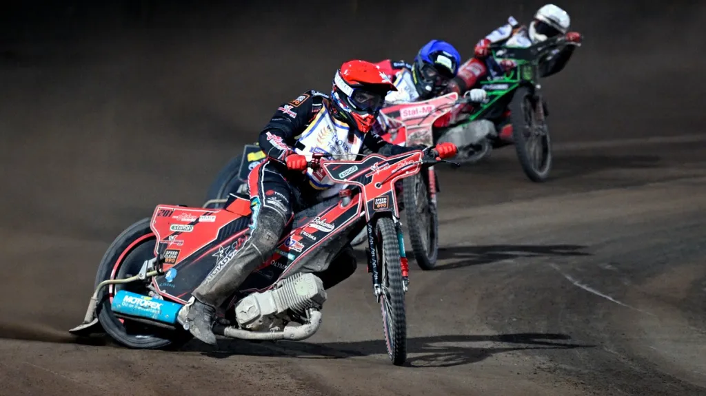 Jan Kvěch v čele jízdy na Tomíčkově memoriálu