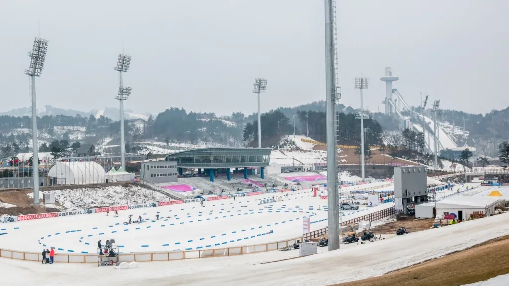 Skokanské můstky nedaleko lyžařského areálu v Pchjongčchangu