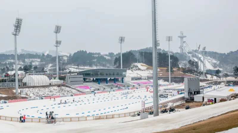 Skokanské můstky nedaleko lyžařského areálu v Pchjongčchangu