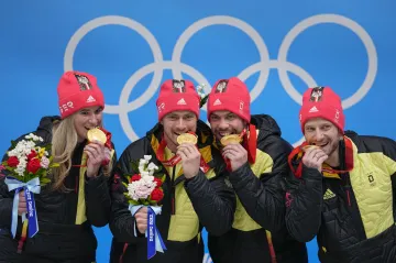 Němečtí sáňkaři po výhře v soutěži týmů