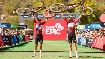 Cape Epic vyhráli domácí Jihoafričané Matthew Beers a Tristan Nortje