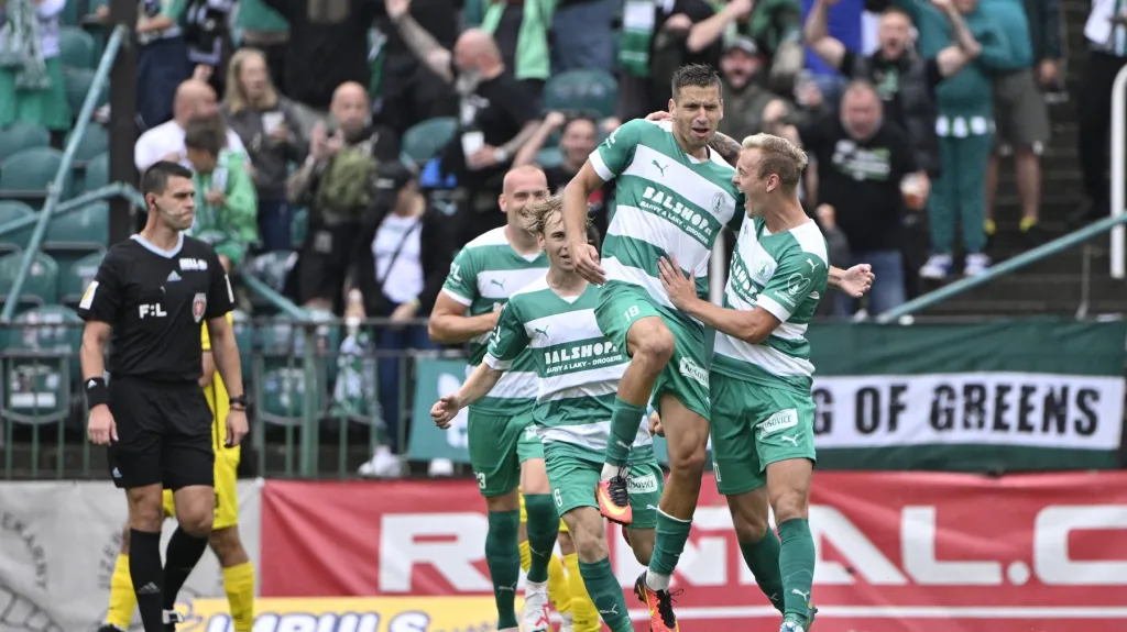 Jan Kovařík se raduje z branky