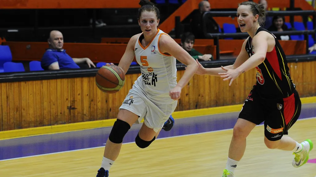 Hradecké basketbalistky (v černém)