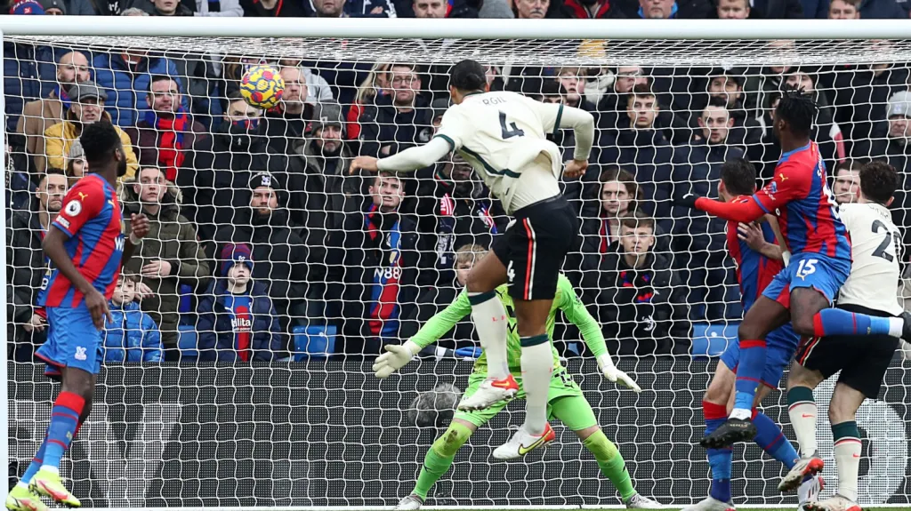 Virgil van Dijk z Liverpoolu střílí gól do sítě Crystalu Palace