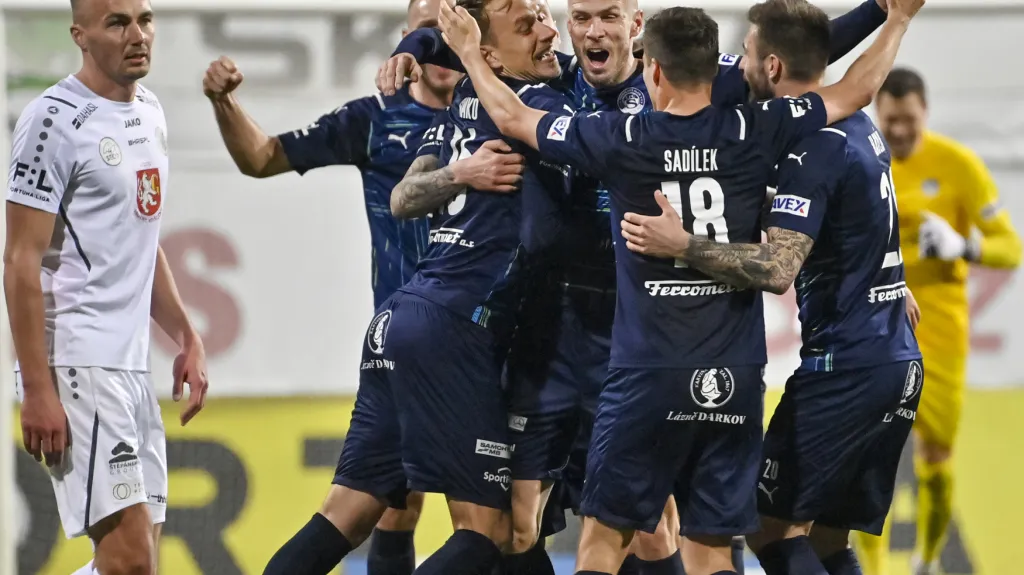 Fotbalisté Slovácka se radují v utkání proti Hradci Králové