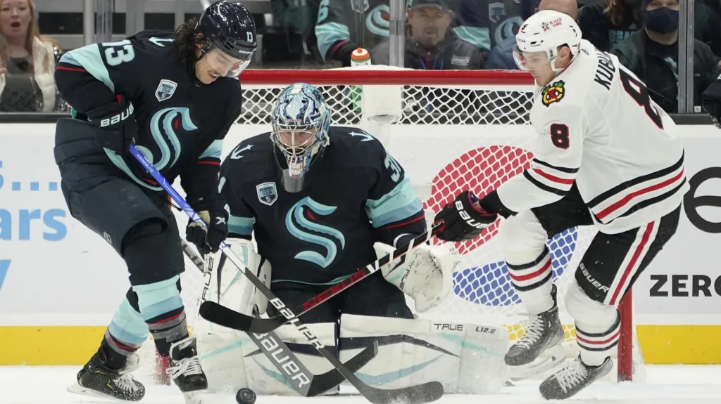 Dominik Kubalík z Chicaga (vpravo) v utkání se Seattlem