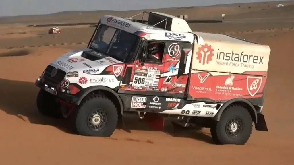 Loprais stále vede rallye v Maroku