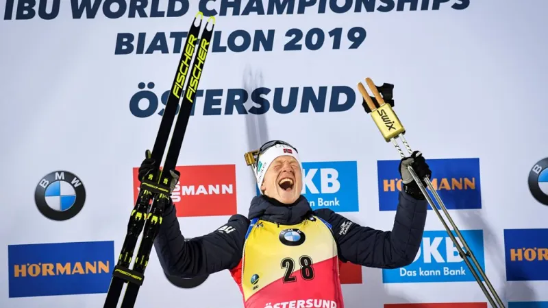 Nor Johannes Thingnes Bö se raduje z vítězství ve sprintu na mistrovství světa