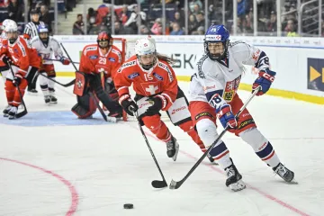 Noemi Neubauerová si kryje puk před švýcarskou protihráčkou