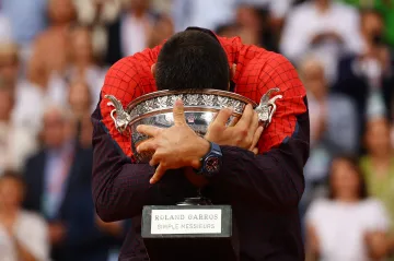 Novak Djokovič potřetí drží pohár Rolanda Garrose