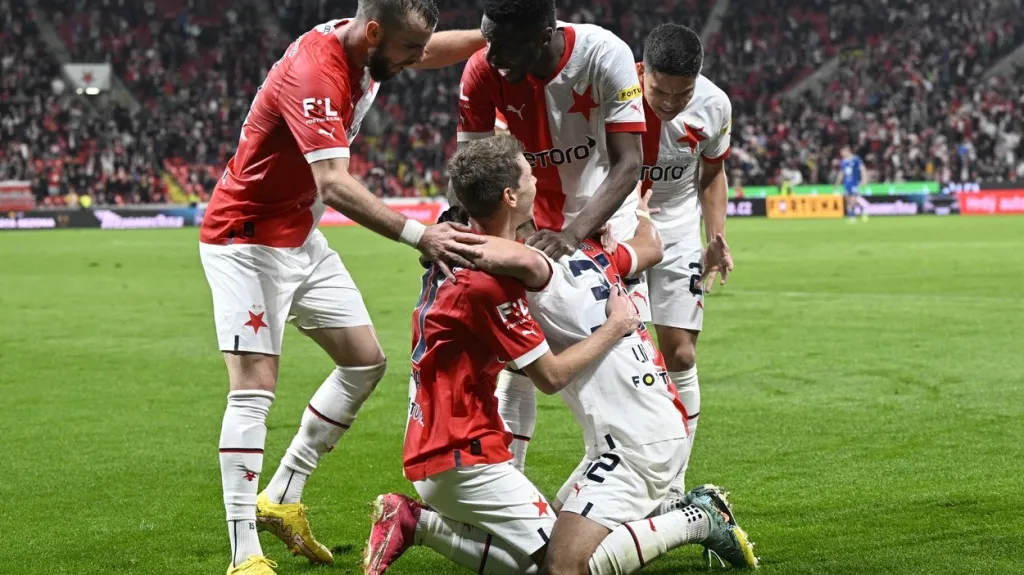 Fotbalisté Slavie se radují z gólu v Edenu