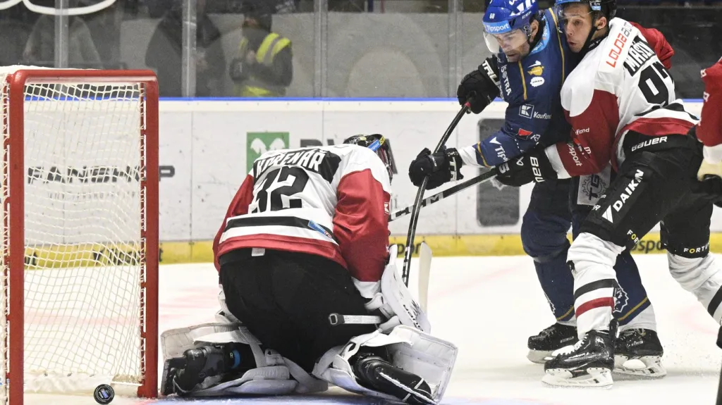 Kladenský útočník Jaromír Jágr překonává Josefa Kořenáře v brance Sparty