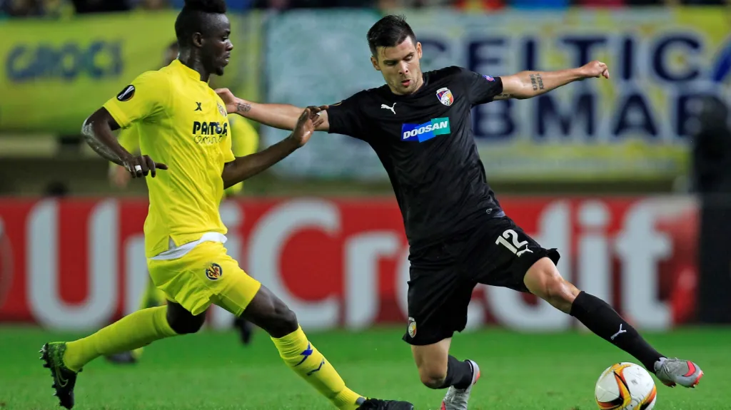 Plzeňský Michal Ďuriš se snaží obejít kolem Erica Baillyho z Villarrealu