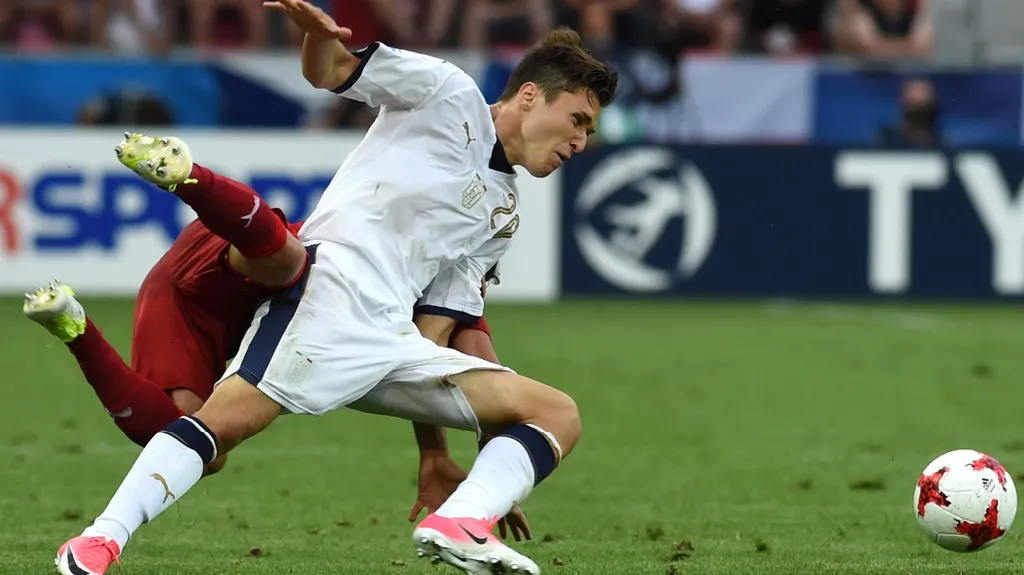 Michal Trávník v souboji s Federicem Chiesou