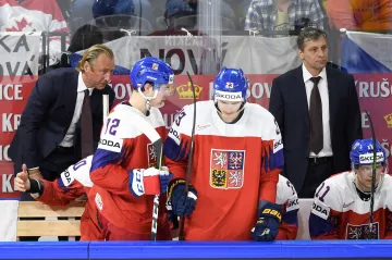 Václav Prospal (vlevo) promlouvá k českým hokejistům