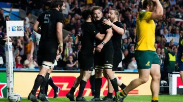 Slavící ragbisté Nového Zélandu v utkání s Austrálií